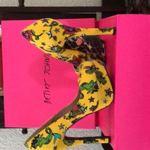 Betsey Johnson 4”heels size 8
